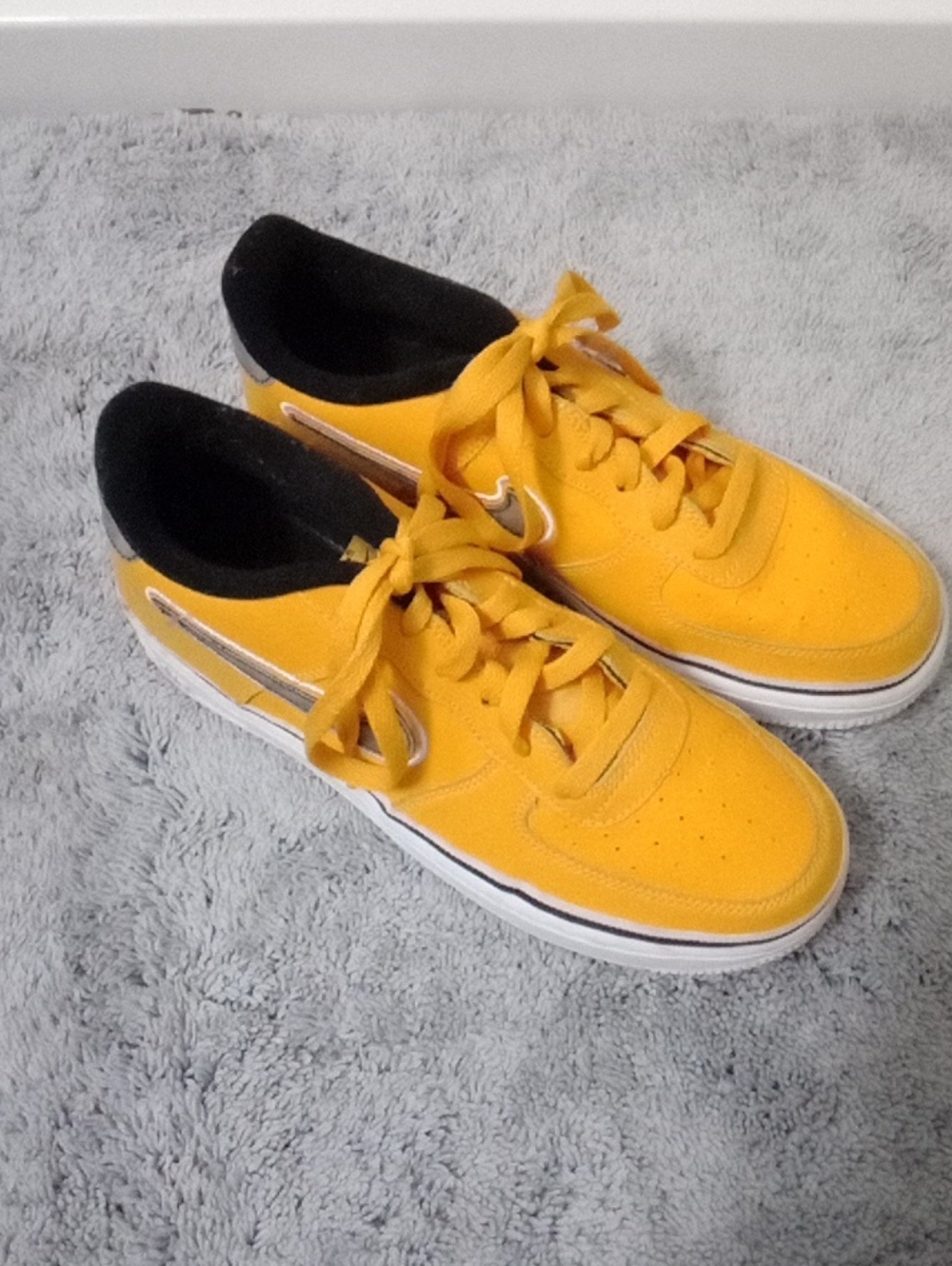 Nike Yellow Low-Top Kids' Sneakers with Black Collar
